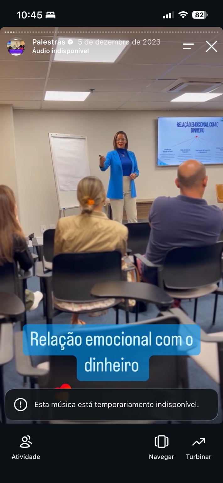 Ednéa conduzindo encontro sobre a relação emocional com o dinheiro