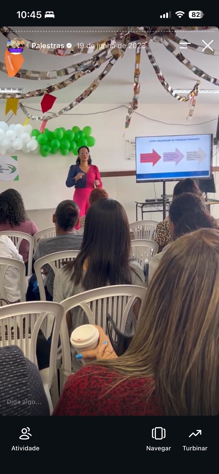 Ednéa apresentando uma palestra sobre organização das finanças pessoais
